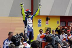 Ganador de la carrera Valentino Rossi se lleva la bandera a cuadros