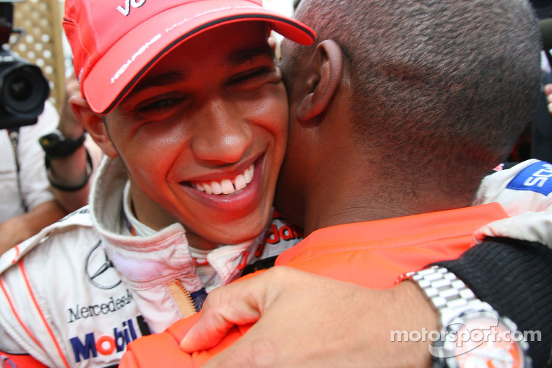 Ganador de la carrera Lewis Hamilton, McLaren Mercedes celebra con su padre Anthony Hamilton