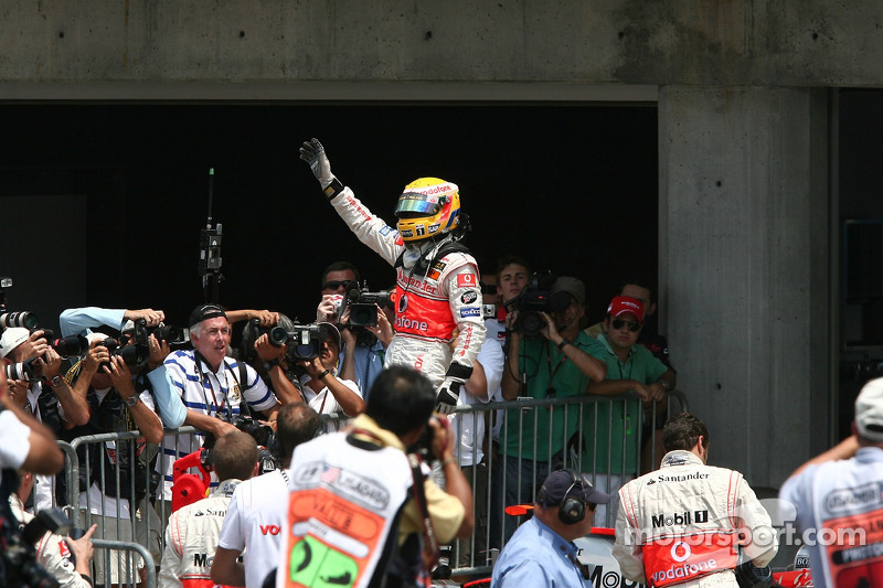 El británico celebra la pole en el GP de Estados Unidos 2007