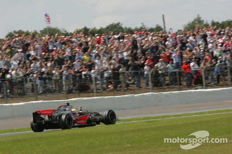 Ganador de la Pole Position Lewis Hamilton, McLaren Mercedes, MP4-22