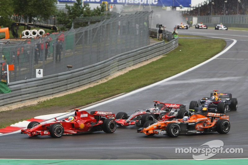 Restart: Felipe Massa, Ferrari F2007; Markus Winkelhock, Spyker F1 Team F8-VII; Fernando Alonso, McL