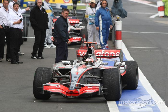 El ganador de la carrera Fernando Alonso lo celebra