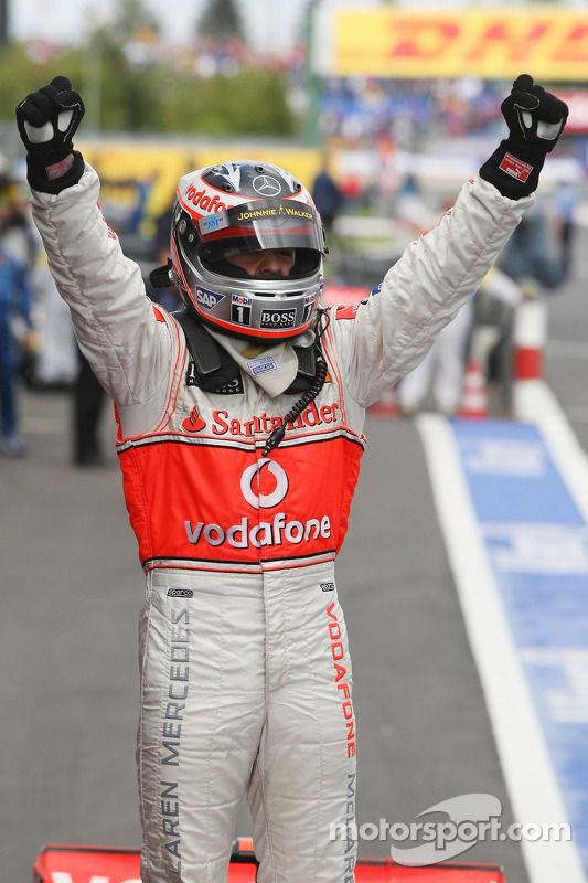 El ganador de la carrera Fernando Alonso lo celebra