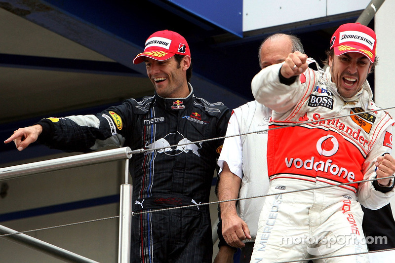 Tercer lugar Mark Webber, Red Bull Racing y el ganador de la carrera Fernando Alonso, McLaren Merced