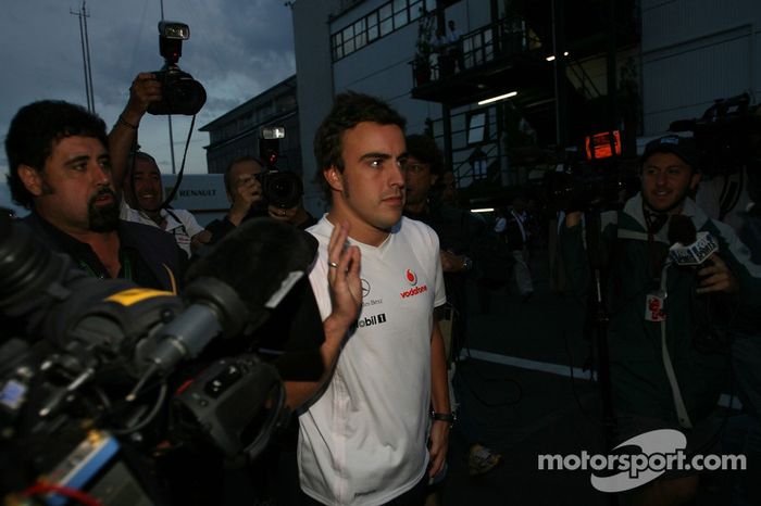 2007 foi um ano intenso de Alonso, com destaque à punição de cinco lugares no grid após retardar a ida de Lewis Hamilton para sua volta rápida. A rivalidade entre os dois possibilitou o título de Kimi Raikkonen naquele ano.