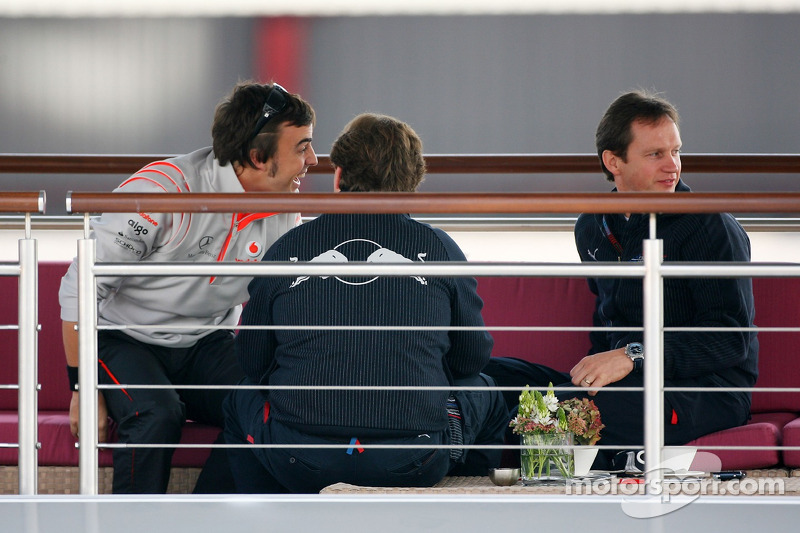 Fernando Alonso, McLaren Mercedes has a talk ve Christian Horner, Red Bull Racing, Direktör