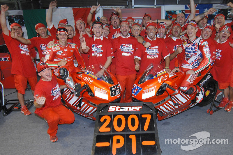 Святкування в Ducati: чемпіон MotoGP Кейсі Стоунер та переможець гонки Лоріс Капіроссі