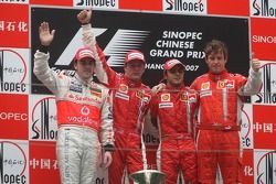 Segundo lugar de Fernando Alonso, McLaren Mercedes con primer lugar de Kimi Raikkonen, Scuderia Ferrari, 3er lugar Felipe Massa, Scuderia Ferrari y Rob Smedly, Scuderia Ferrari, Ingeniero de pista de Felipe Massa
