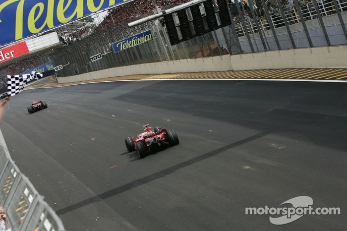 Kimi Raikkonen toma en primera posición la bandera a cuadros y gana el campeonato del mundo de pilot