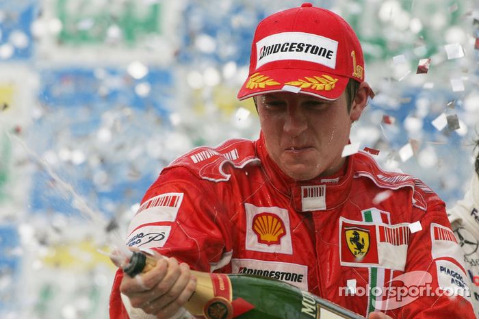 Podio: ganador de la carrera y campeón del mundo 2007 Kimi Raikkonen