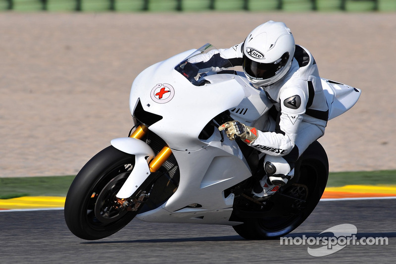 El Campeón del Mundo de 250cc Jorge Lorenzo prueba la Yamaha YZR-M1 por priimera vez