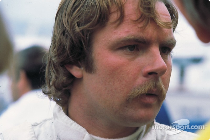 Не добавило оптимизма и решение гонщика McLaren Кейо Росберга – чемпион мира 1982 года накануне немецкой гонки объявил, что покинет Формулу 1 по окончании сезона. Финну шел уже 38-й год, однако со скоростью у него все было в порядке, свидетельством чего стало лучшее время в пятничной квалификации (1:42.478 – на четыре с половиной секунды быстрее поула Проста двухлетней давности)