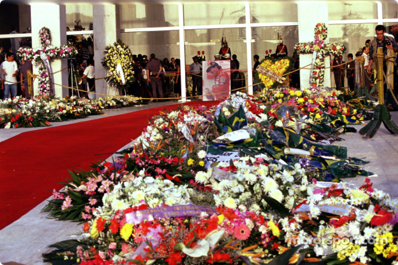 Flores en recuerdo a Ayrton Senna