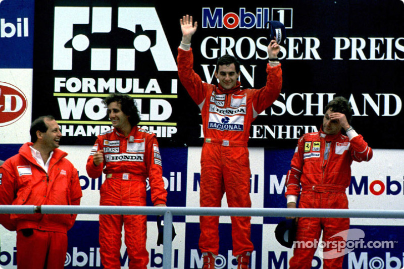 Podium: El ganador de la carrera, Ayrton Senna con Alain Prost y Gerhard Berger