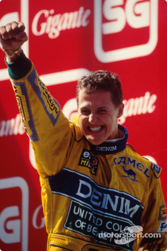 Podio: ganador de la carrera Michael Schumacher celebra