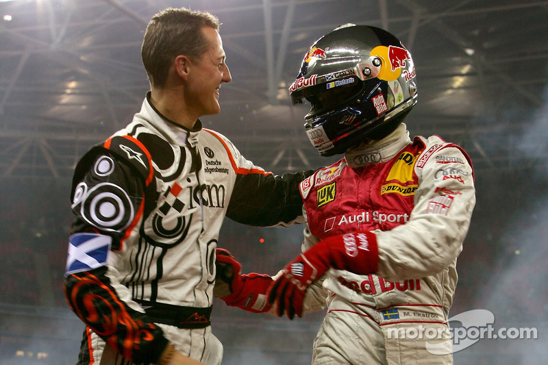 Ganador de la Carrera de Campeones Mattias Ekström celebra con el segundo lugar Michael Schumacher