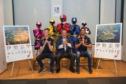 Daniel Ricciardo, Red Bull Racing e Daniil Kvyat, Red Bull Racing com Eiichi Ishigaki, vice-prefeito de Mie e Shuriken Sentai Ninninjyaa