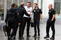 Romain Grosjean, Lotus F1 Team con Eric Boullier, Direttore Sportivo McLaren