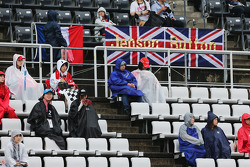 Dans fans avec une banderole pour Jenson Button