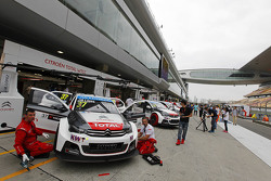 Citroën Total WTCC, tecnici a lavoro sulla pit lane