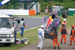 La Red Bull Racing RB11 de Daniil Kvyat est enlevée par les commissaires après son accident