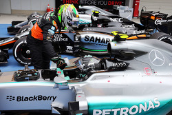 Sergio Pérez, Sahara Force India felicita a Nico Rosberg, Mercedes AMG F1 W06 in parc ferme