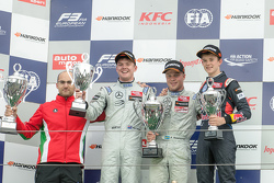 Podium: winner Felix Rosenqvist, Prema Powerteam, second place Nick Cassidy, Three Bond with T-Sport, third place Callum Ilott, Carlin