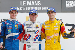 Podio: ganador de la carrera Oliver Rowland, Fortec Motorsports, el segundo lugar Egor Orudzhev, Ard