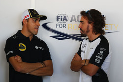 Pastor Maldonado, Lotus F1 Team con Fernando Alonso, McLaren