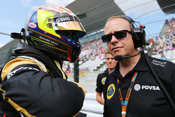 Пастор Мальдонадо, Lotus F1 Team и Марк Слейд, гоночный инженер Lotus F1 Team на стартовой решетке