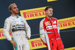Ganador de la carrera Lewis Hamilton, de Mercedes AMG F1 Team y tercer lugar, Sebastian Vettel, Ferr