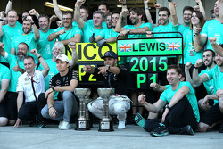 Winnaar Lewis Hamilton, Mercedes AMG F1 Team, 2de Nico Rosberg, Mercedes AMG F1 Team vieren met team