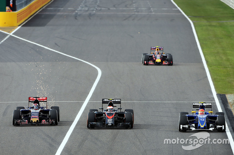 Max Verstappen, Scuderia Toro Rosso STR10, Jenson Button, McLaren MP4-30 e Felipe Nasr, Sauber C34 battle for position