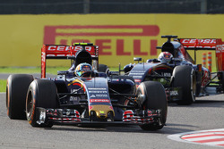 Carlos Sainz Jr., Scuderia Toro Rosso STR10, vor Teamkollege Max Verstappen, Scuderia Toro Rosso STR