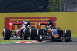 Макс Ферстаппен, Scuderia Toro Rosso STR10 едет впереди Карлоса Сайнса мл., Scuderia Toro Rosso STR1