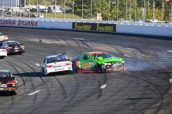 Danica Patrick, Stewart-Haas Racing Chevrolet, kollidiert mit David Ragan, Michael Waltrip Racing To