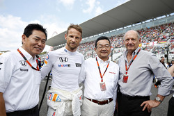 Jenson Button, McLaren com Yasuhisa Arai, Honda Motorsport Chief Officer com Takahiro Hachigo, Honda CEO com Ron Dennis, McLaren Executive Chairman no grid