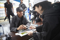 Lewis Hamilton, de Mercedes AMG F1 Team firma de autógrafos para los aficionados