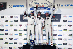Победители в общем зачете Патрик Пиле, Рихард Лиц и Ник Тэнди, Porsche Team