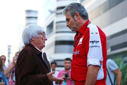 Bernie Ecclestone en Maurizio Arrivabene, Ferrari teambaas