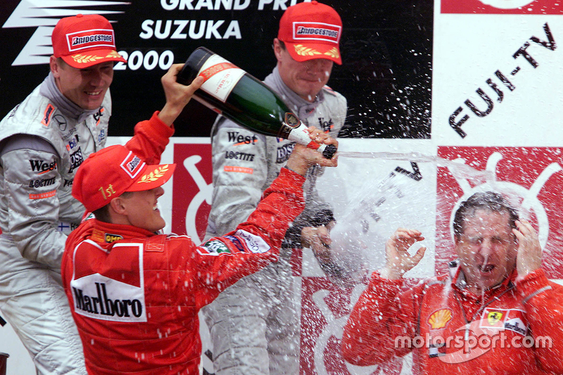 Podio: el ganador de la carrera y del campeonato mundial 2000, Michael Schumacher, Ferrari y el segundo lugar Mika Hakkinen, McLaren, con el tercer lugar David Coulthard, McLaren, y Jean Todt