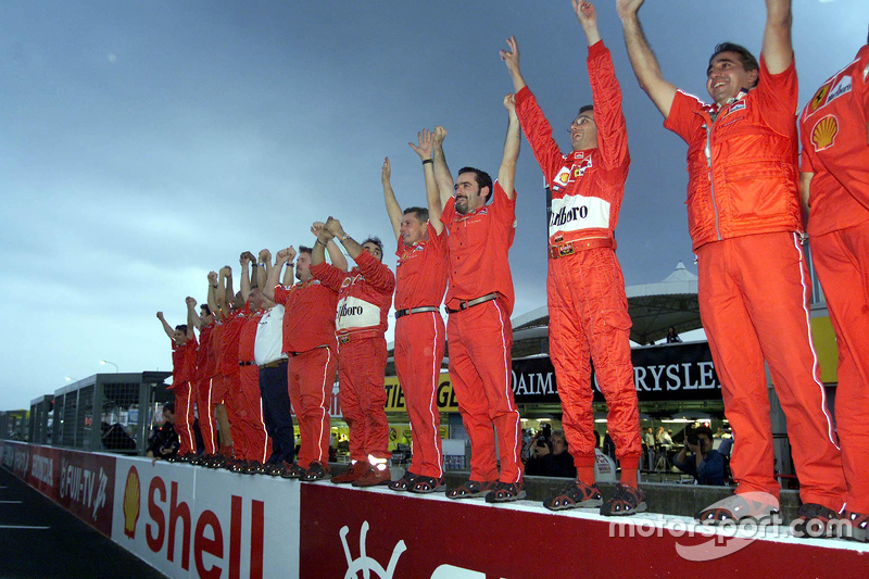 El equipo Ferrari celebra el Campeonato del mundo de pilotos del 200