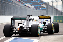 Льюис Хэмилтон, Mercedes AMG F1 W06 застрял за Маркусом Эрикссоном, Sauber C34 at the pit exit