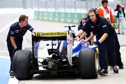 Marcus Ericsson, Sauber C34 stopped at the pit lane exit and pushed back by mechanics