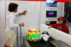 Roberto Merhi, Manor F1 Team con un invitado joven del equipo