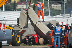 Scuderia Toro Rosso STR10 de Carlos Sainz Jr., en las barreras de Tecpro después que se estrelló en