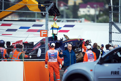 Der Scuderia Toro Rosso STR10 von Carlos Sainz Jr., wird nach dem Unfall im 3. Training geborgen