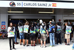 De media rond de garage van Carlos Sainz Jr., Scuderia Toro Rosso