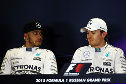Льюис Хэмилтон, Mercedes AMG F1 и Нико Росберг, Mercedes AMG F1 на пресс-конференции после квалифика