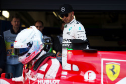 Lewis Hamilton, de Mercedes AMG F1 W06 ve el Ferrari SF15-T de Sebastian Vettel, Ferrari en parc fer